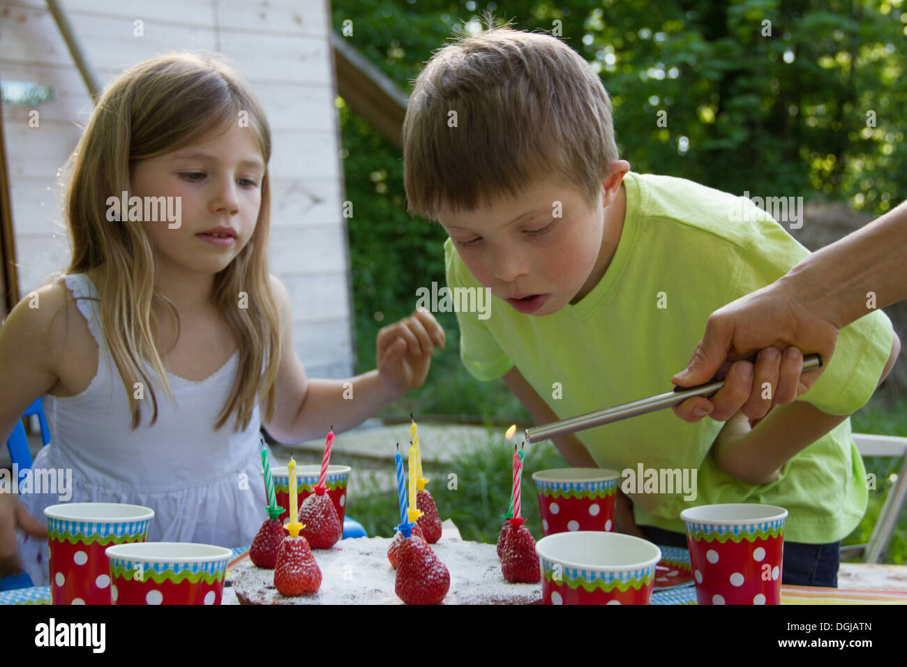 Frere Et Soeur Avec Gateau D Anniversaire Photo Stock Alamy Frere Et Soeur Avec Gateau D Anniversaire Photo Stock Alamy