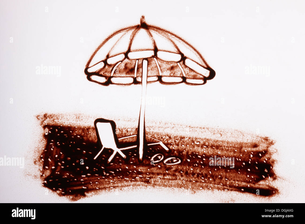 Un dessin sur sable d'un lit de bronzage sous un parapluie Banque D'Images