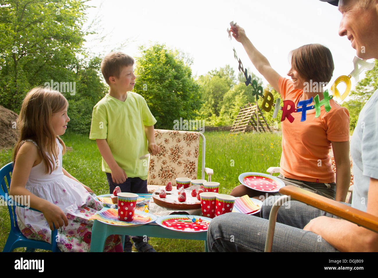 Famille avec deux enfants célébrer anniversaire en plein air Photo