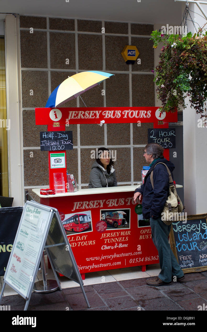 Bus Tours Jersey Billet d'information kiosks à St. Helier ; un sur King Street (la rue principale de la ville) à l'extérieur de BHS, Banque D'Images