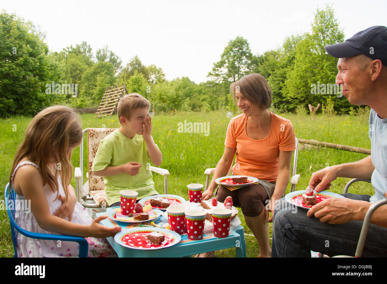 Famille Avec Deux Enfants Beneficiant De Pique Nique D Anniversaire Photo Stock Alamy