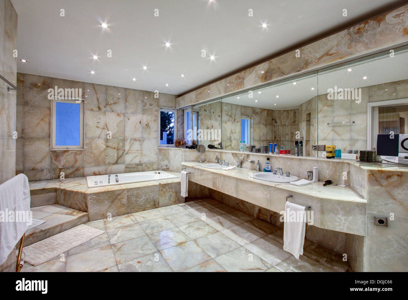 Salle de bains pourvue de carrelage en marbre de Luxury villa Banque D'Images