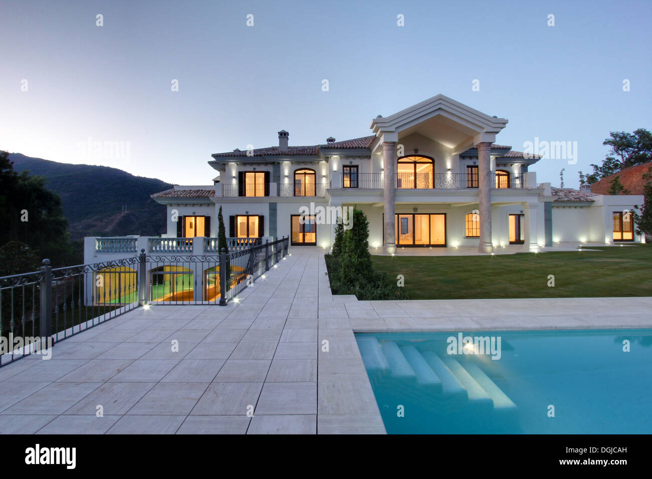Piscine de Luxury villa at Dusk Banque D'Images