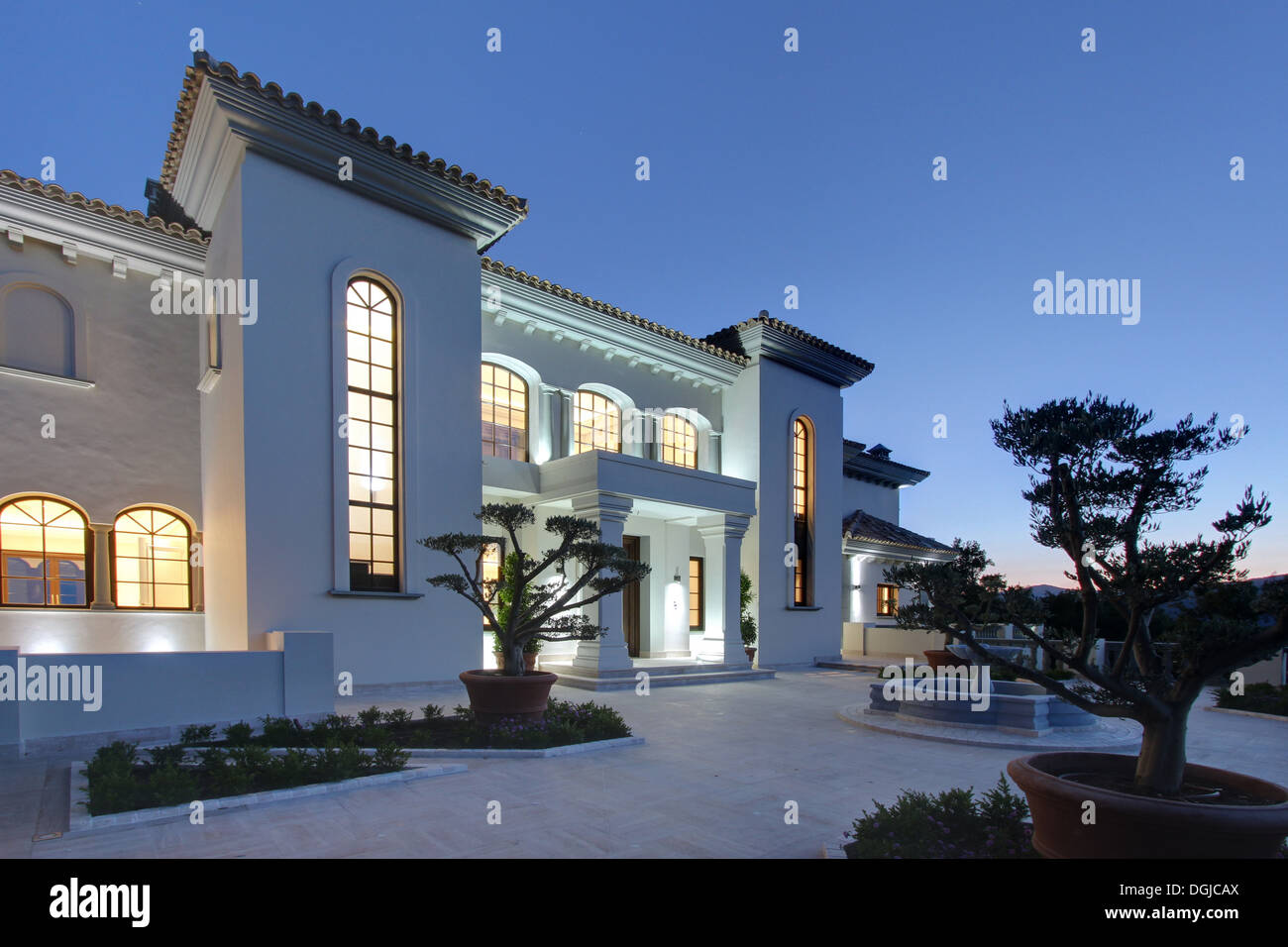 Villa de luxe illuminée au crépuscule Banque D'Images