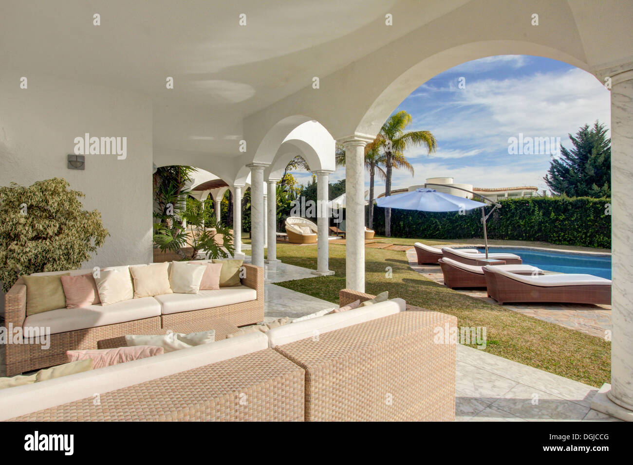 Terrasse du jardin de villa de luxe Banque D'Images