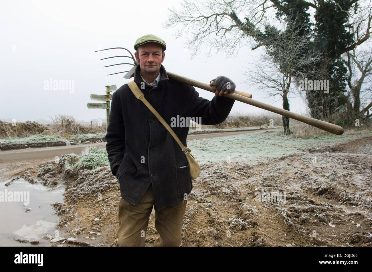 Portrait of mature farmer holding pitchfork Banque D'Images