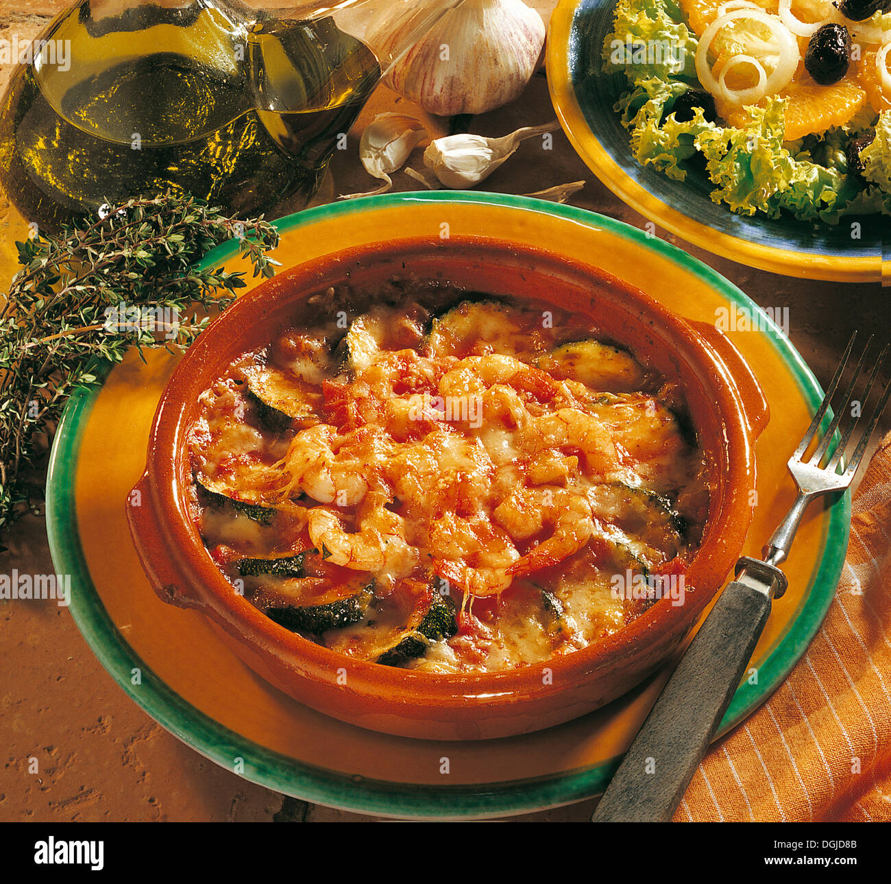 Courgettes gratinées aux crevettes, Espagne. Banque D'Images
