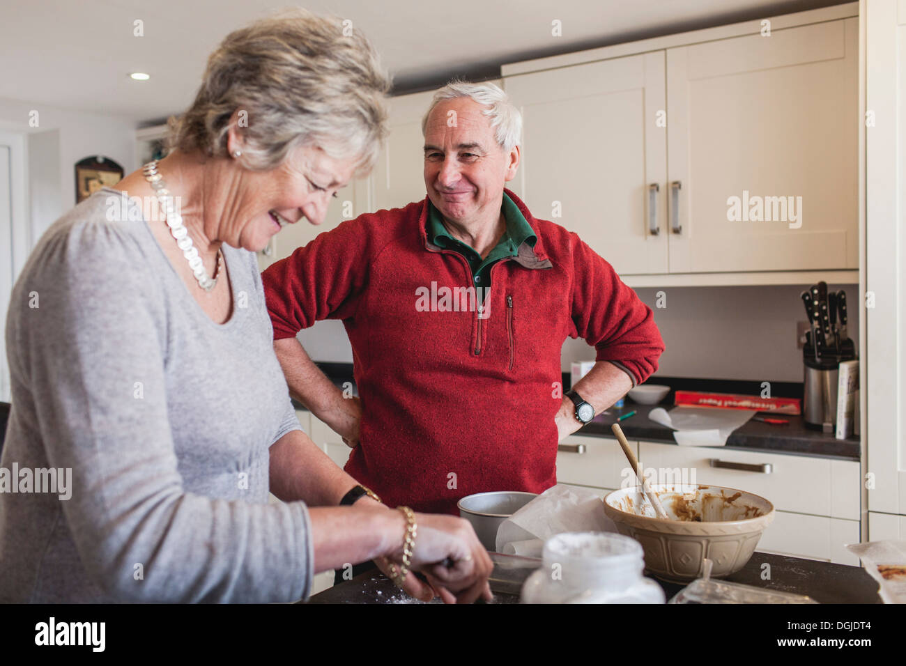 Senior couple baking Banque D'Images