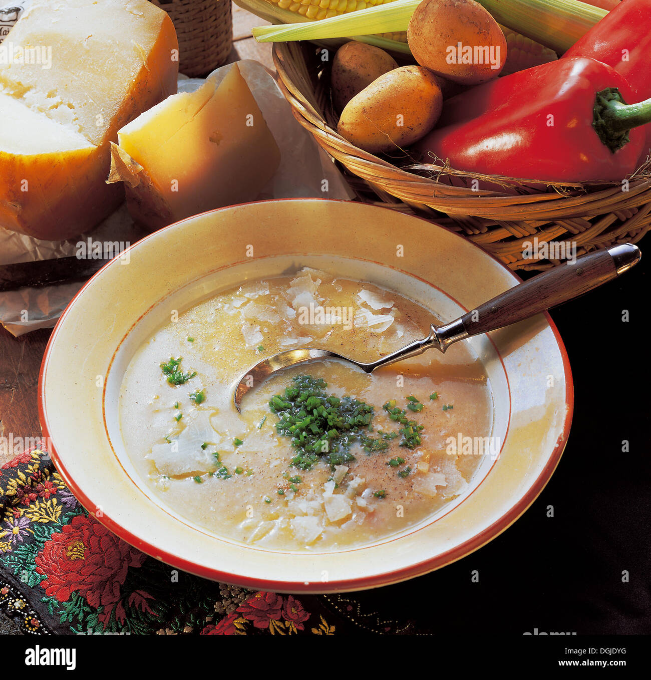 Soupe de pomme de terre et de fromage moldaves avec oignons, carottes et fromage de brebis, Moldavie. Banque D'Images
