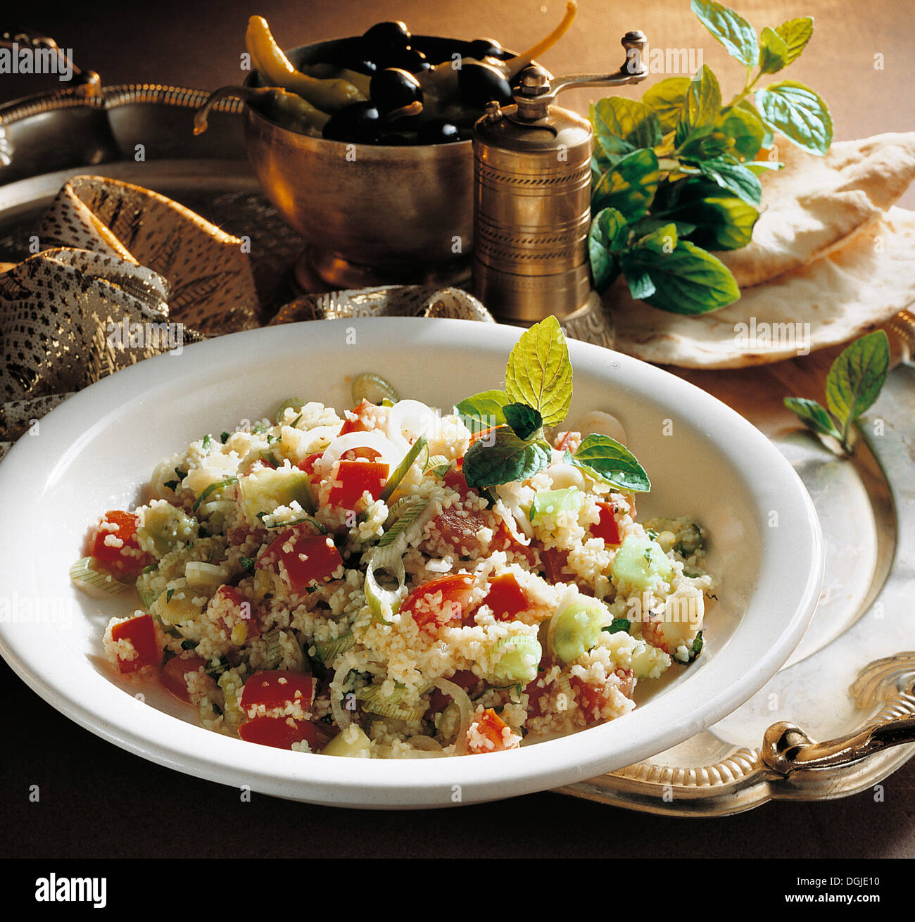 Taboulé libanais, une spécialité du Moyen Orient, avec du boulghour, tomates, concombres, oignons de printemps, le persil et la menthe, Liban Banque D'Images