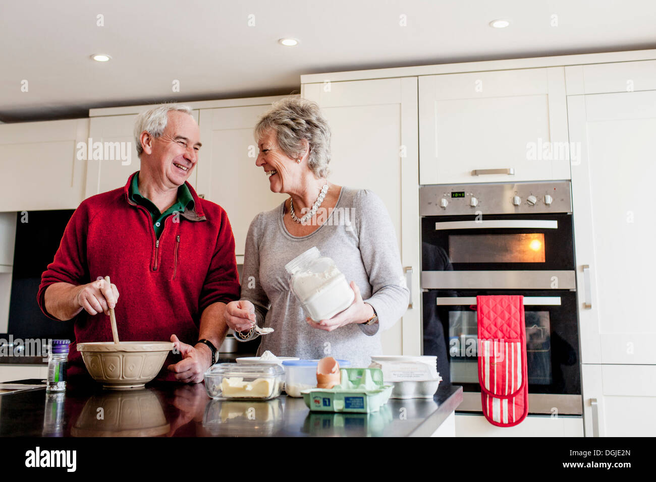 Senior couple baking together in kitchen Banque D'Images
