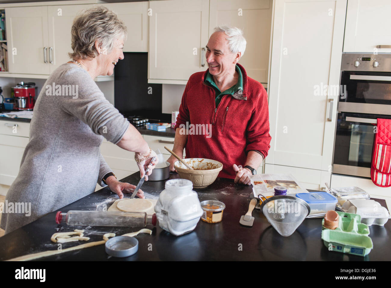 Senior couple preparing pastry Banque D'Images