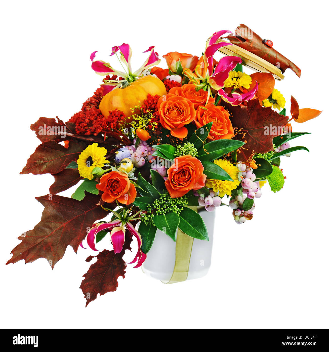 Arrangement de fleurs d'automne, légumes et fruits isolé sur fond blanc. Libre. Banque D'Images