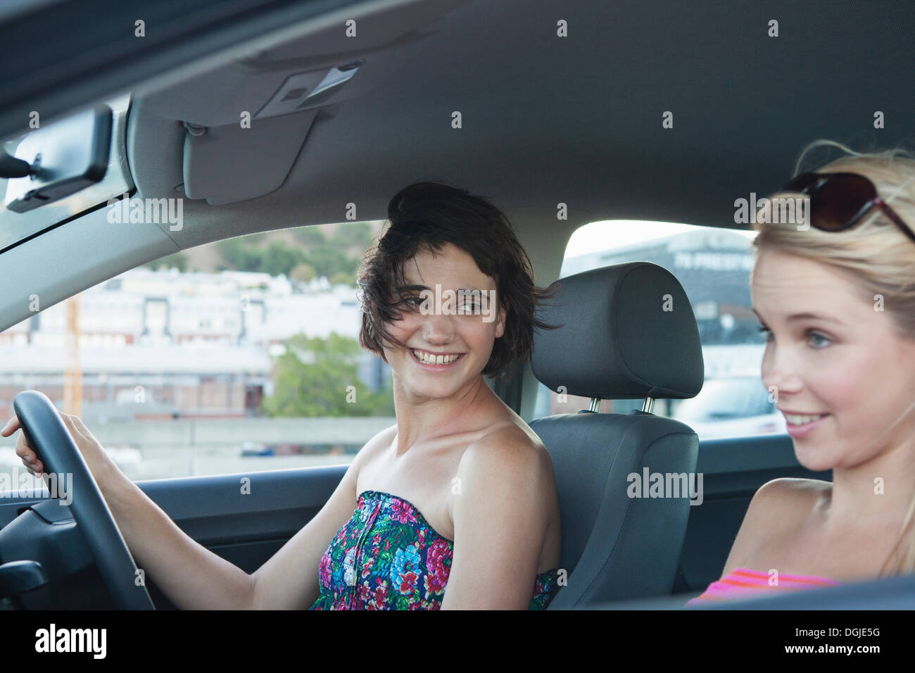 Deux femmes driving car Banque D'Images