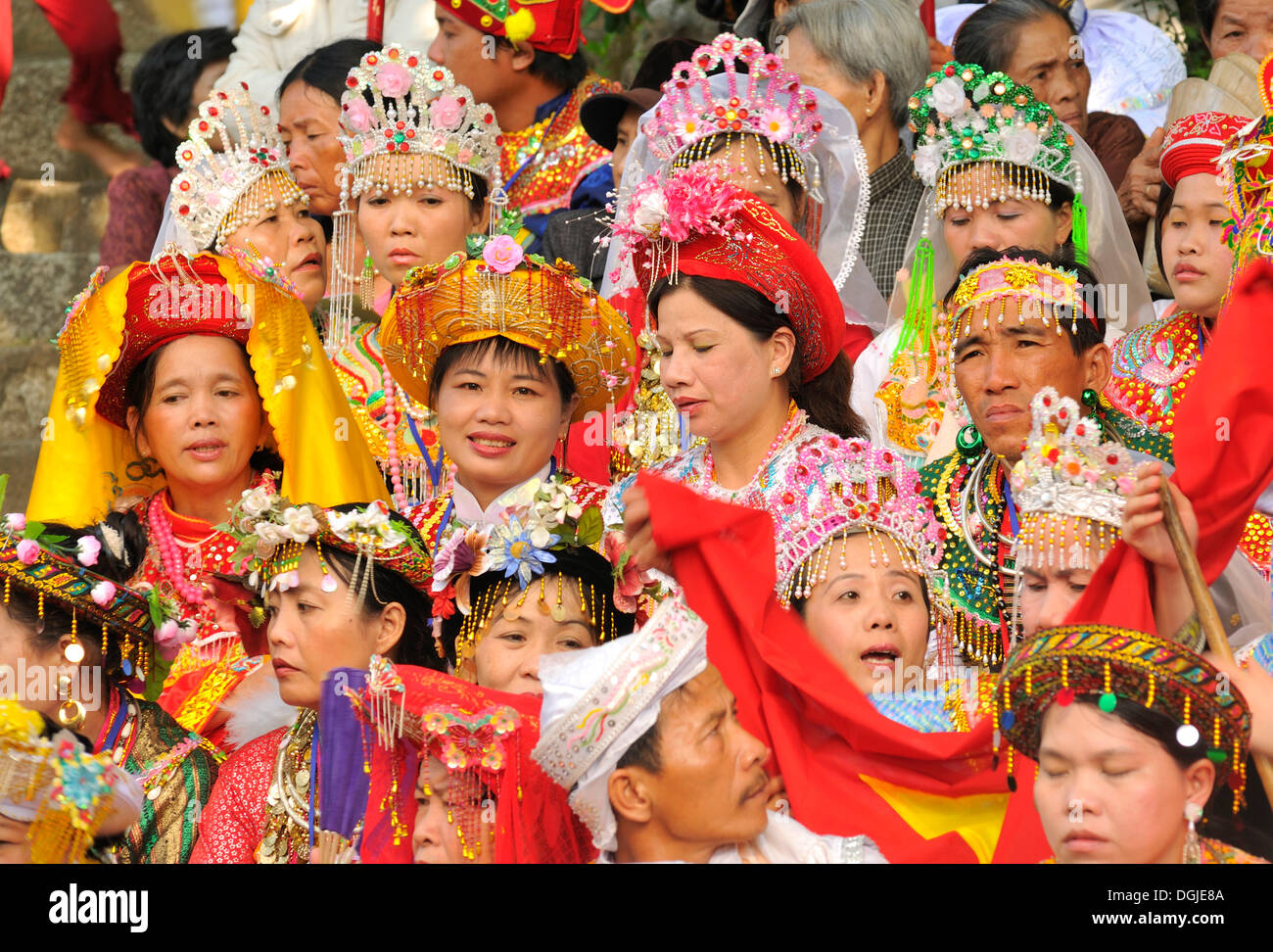 Habillé traditionnellement spectateurs au festival le plus important de la Cham de Po Nagar, temple, Nha Trang, Vietnam, Asie du sud-est Banque D'Images