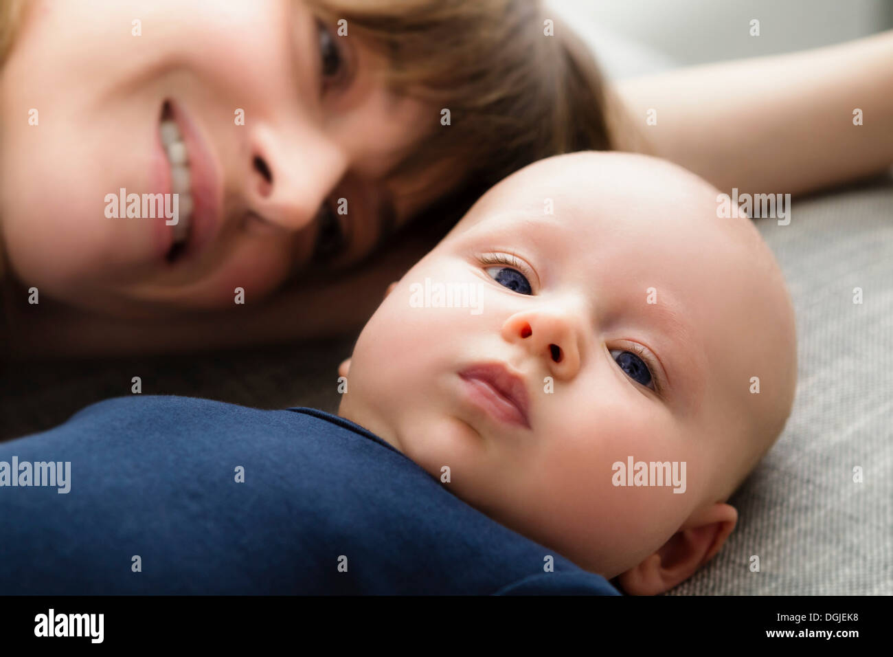 Portrait de mère avec son bébé en position couchée, Close up Banque D'Images