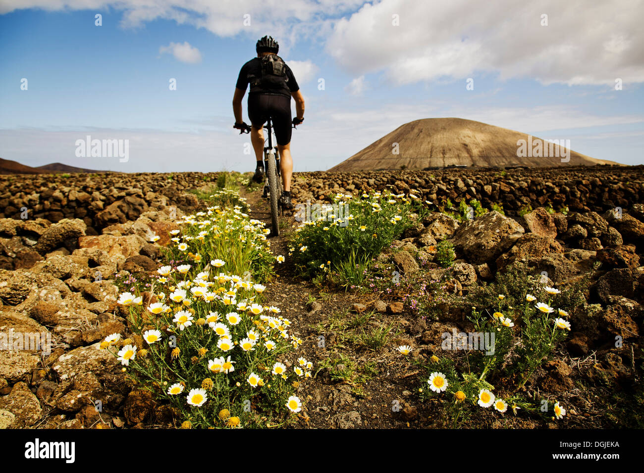 Man mountain biking, Lanzarote Banque D'Images