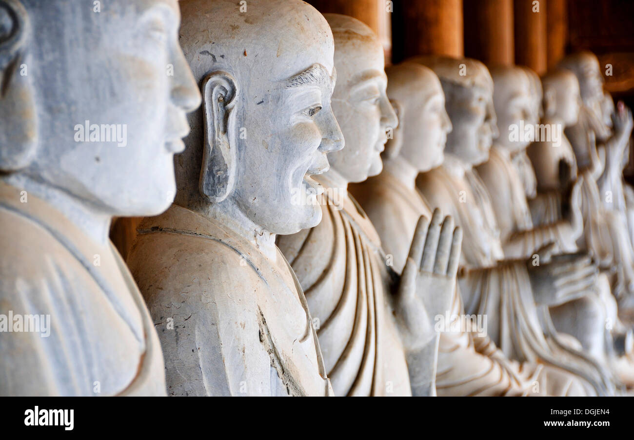 Des statues d'albâtre à l'intérieur de la pagode Bai Dinh Chua, en ce moment un site de construction, à devenir une des plus grandes pagodes de Banque D'Images