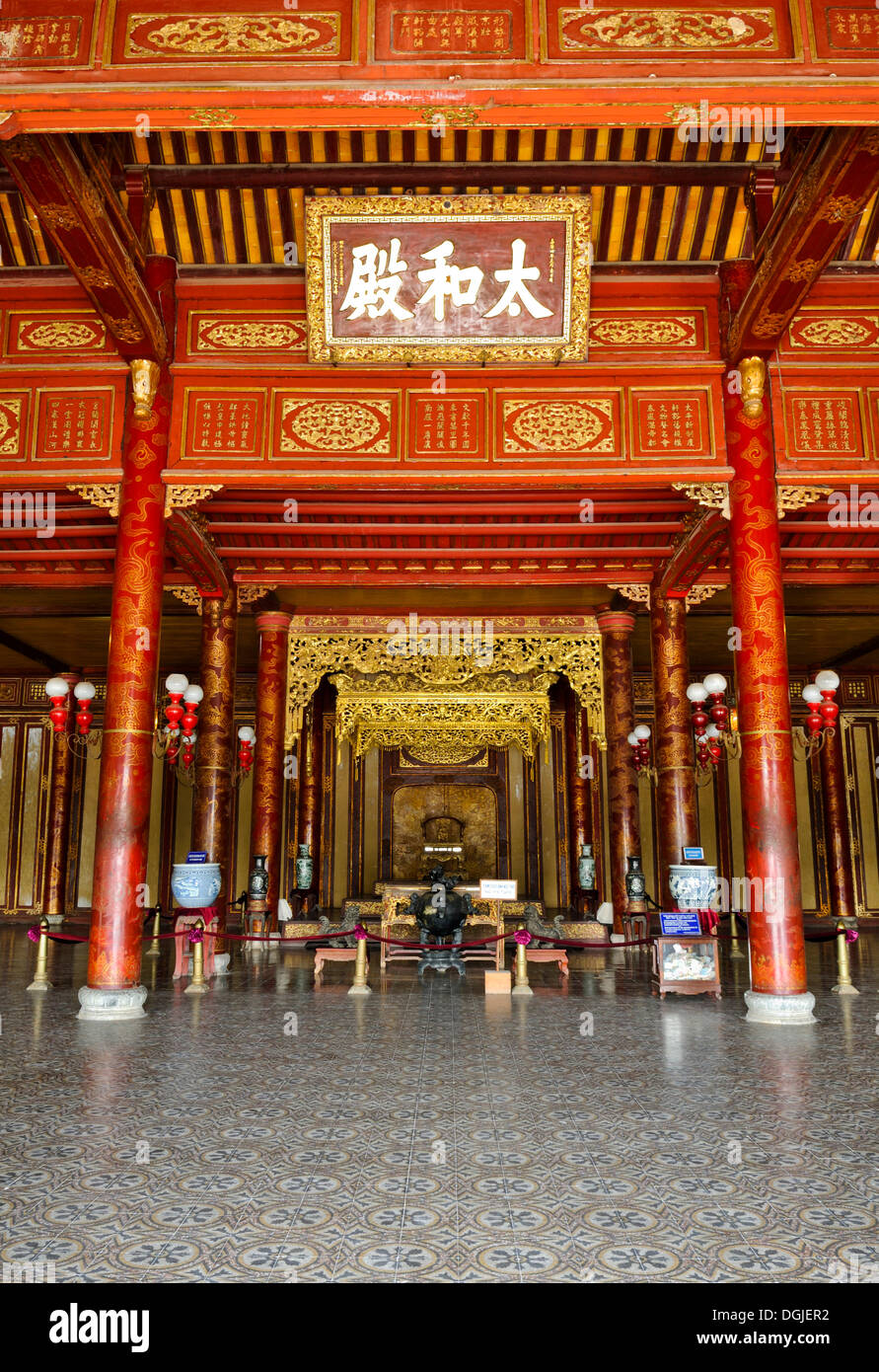 Salle du trône le palais Thai Hoa, Hoang Thanh, palais impérial de la Cité Interdite, Hue, UNESCO World Heritage Site, Vietnam, Asie Banque D'Images