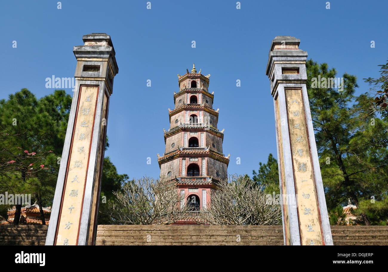 Phuoc Duyen Tower, la pagode de Thien Mu, Pagode de la Femme céleste, Hue, UNESCO World Heritage Site, Vietnam, Asie Banque D'Images