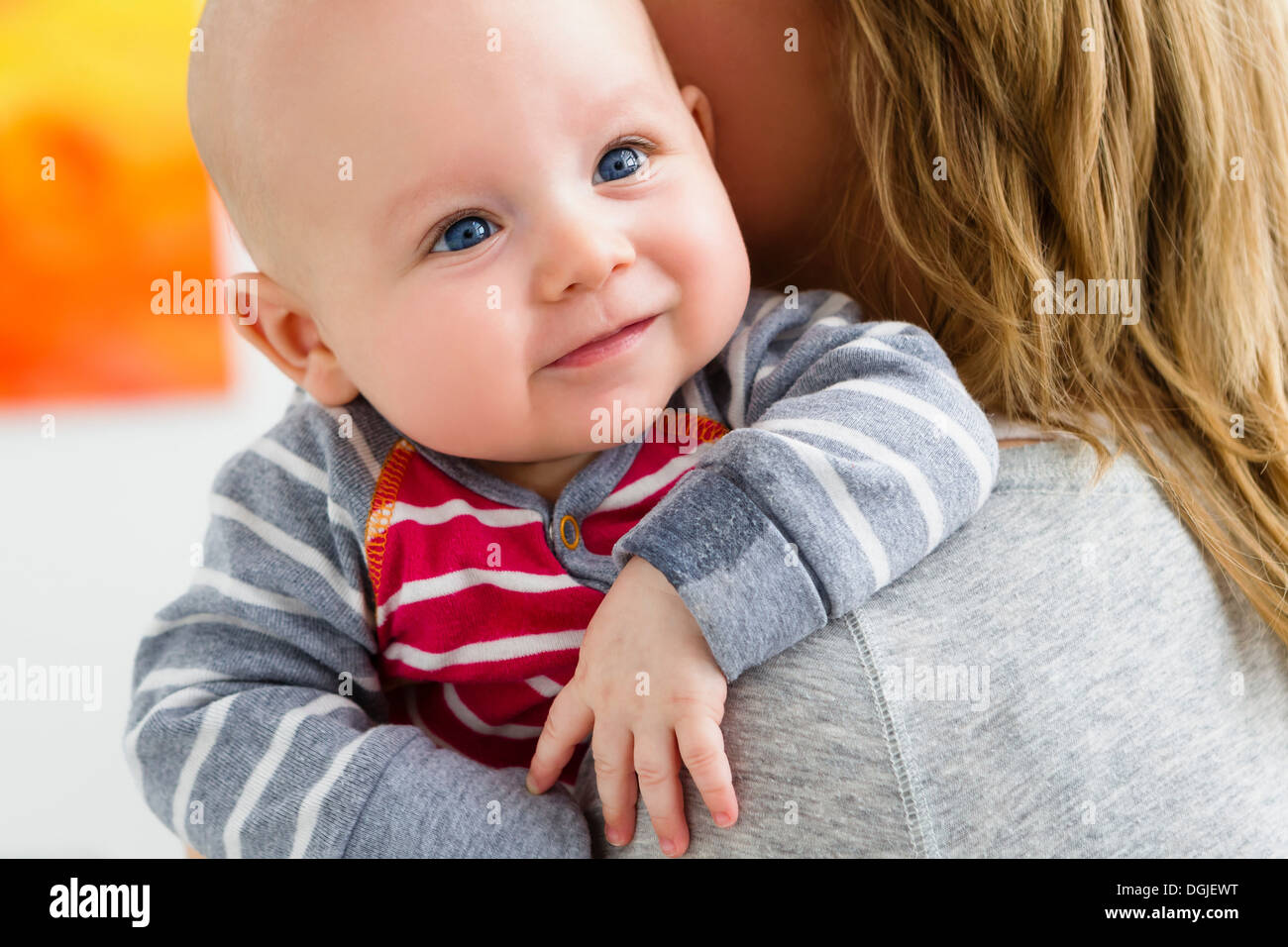 Mother holding baby son over shoulder Banque D'Images