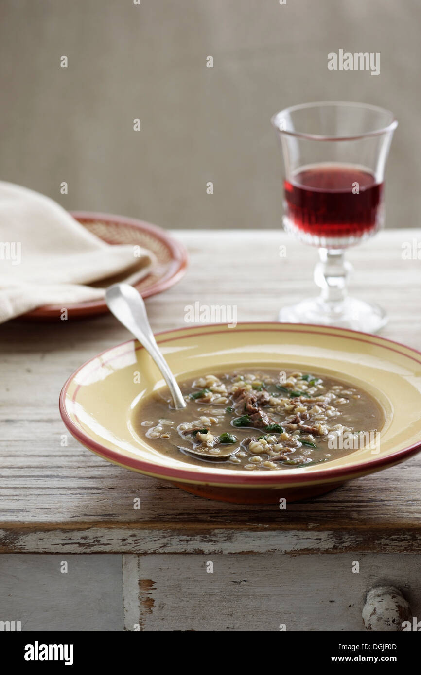 Soupe à l'orge et viande bovine avec verre de vin rouge Banque D'Images