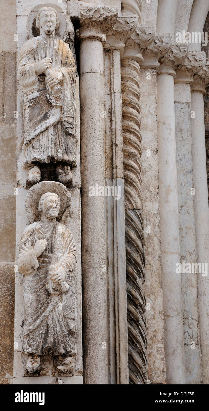 Les figures décoratives sur le portail principal de la façade ouest de la cathédrale de Zadar, Croatie, Europe Banque D'Images