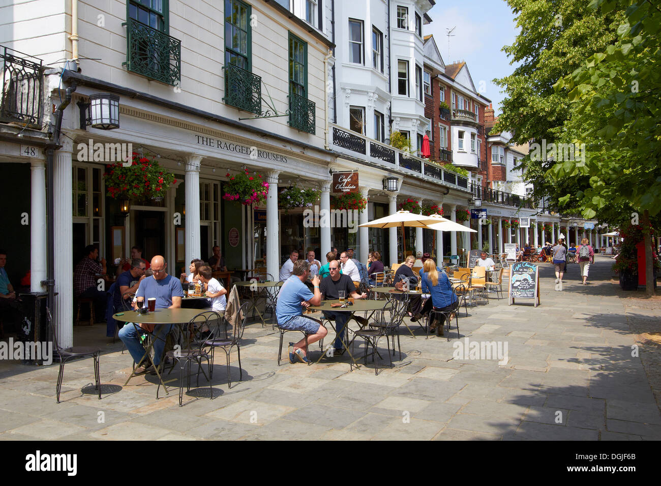 Une vue le long de la colonnade Pantiles à Tunbridge Wells. Banque D'Images