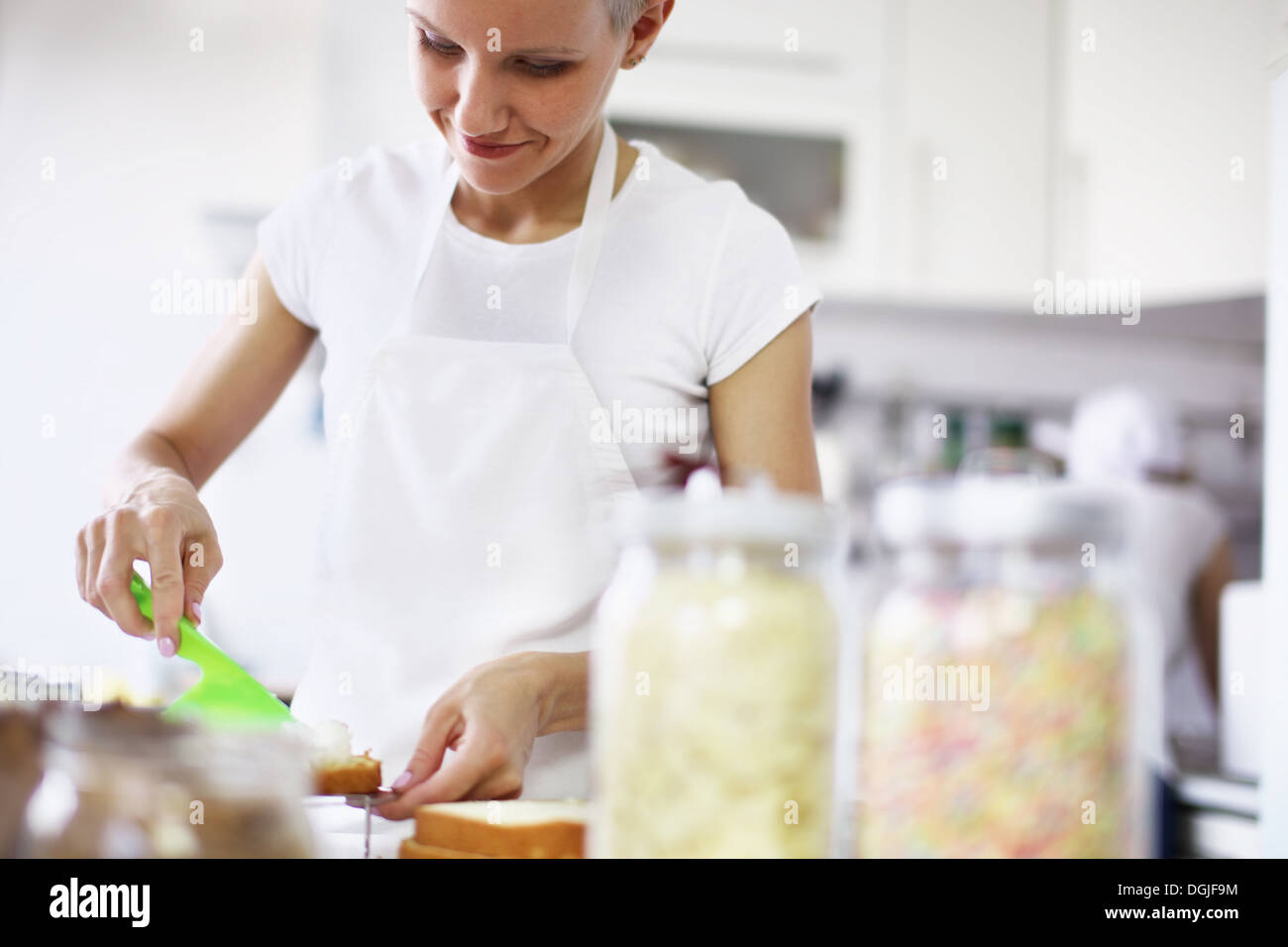 Woman decorating cake Banque D'Images