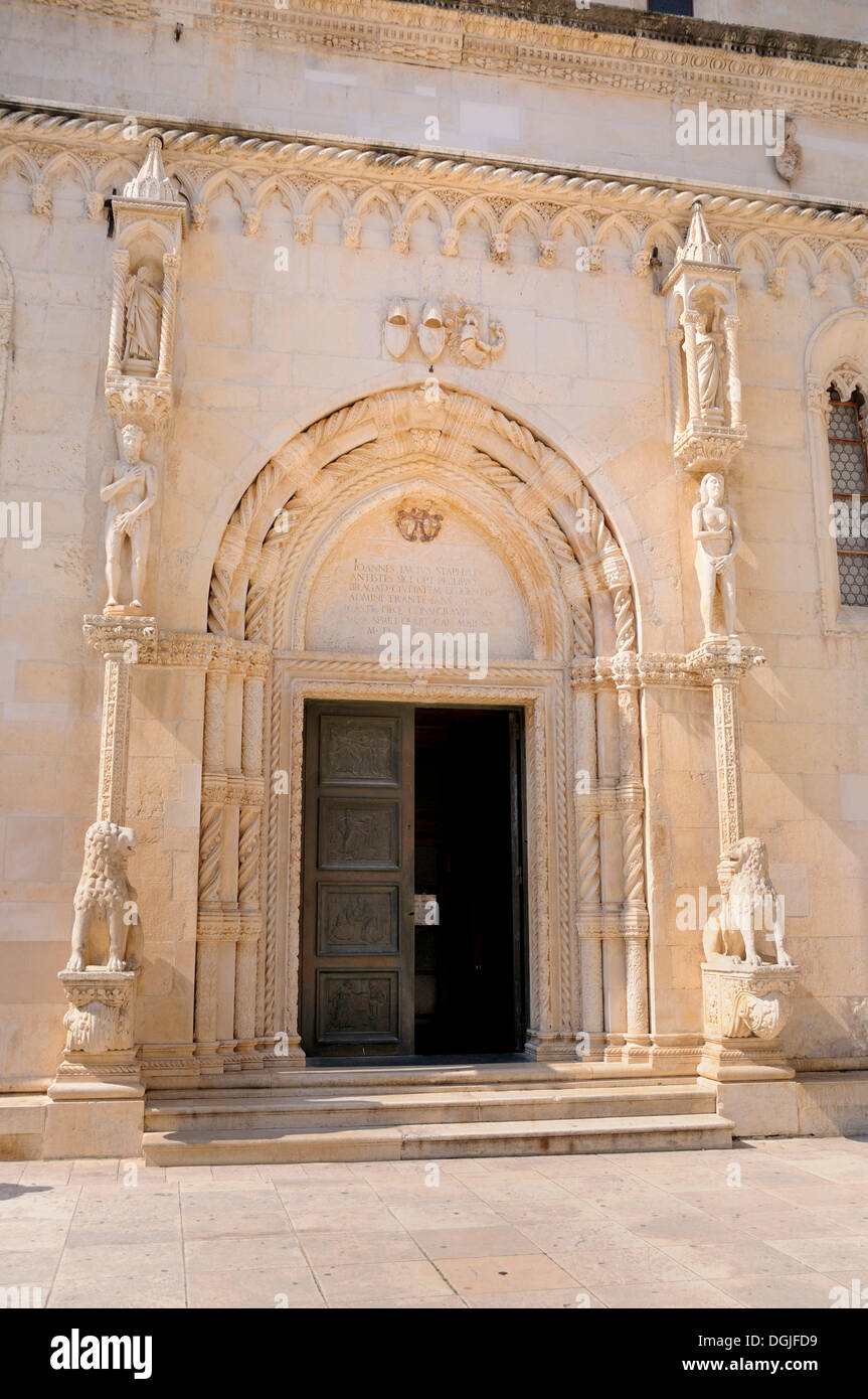 Le portail roman de la cathédrale de St James à sibenik, Croatie, Europe Banque D'Images