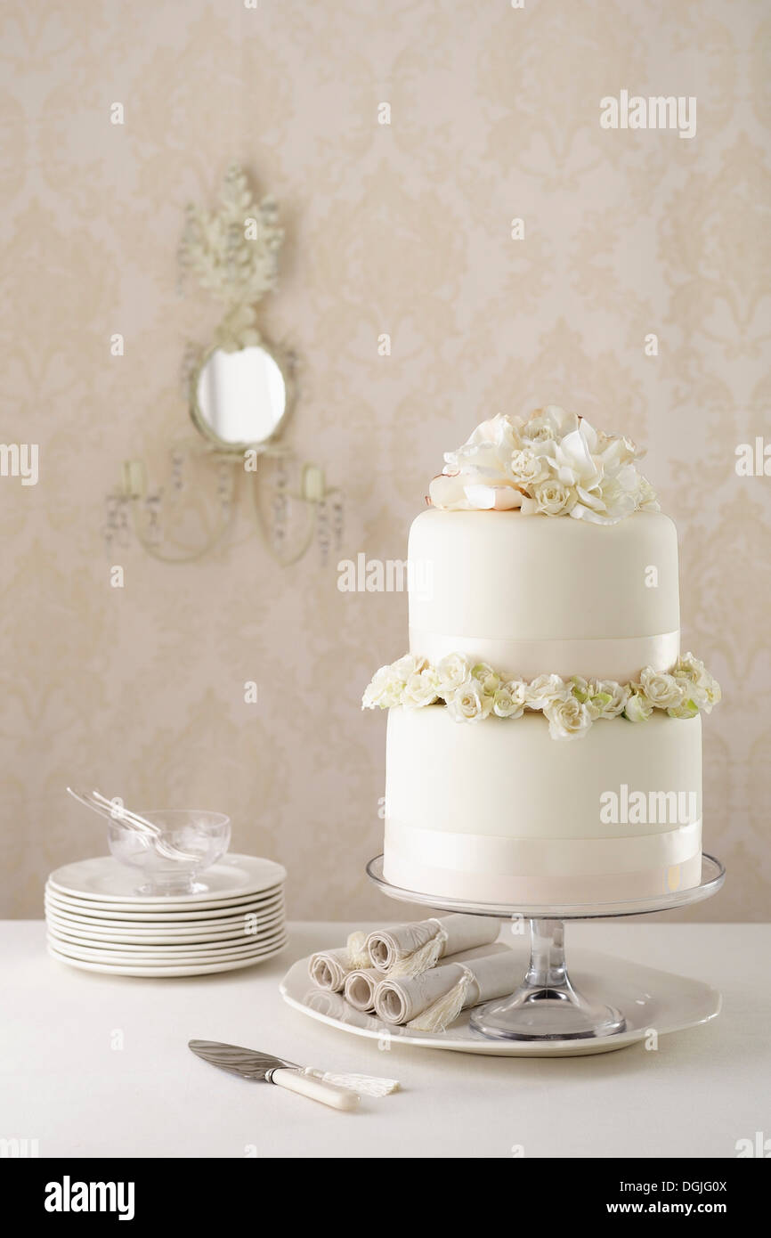 Deux gâteau de mariage avec des plaques et couteaux Banque D'Images