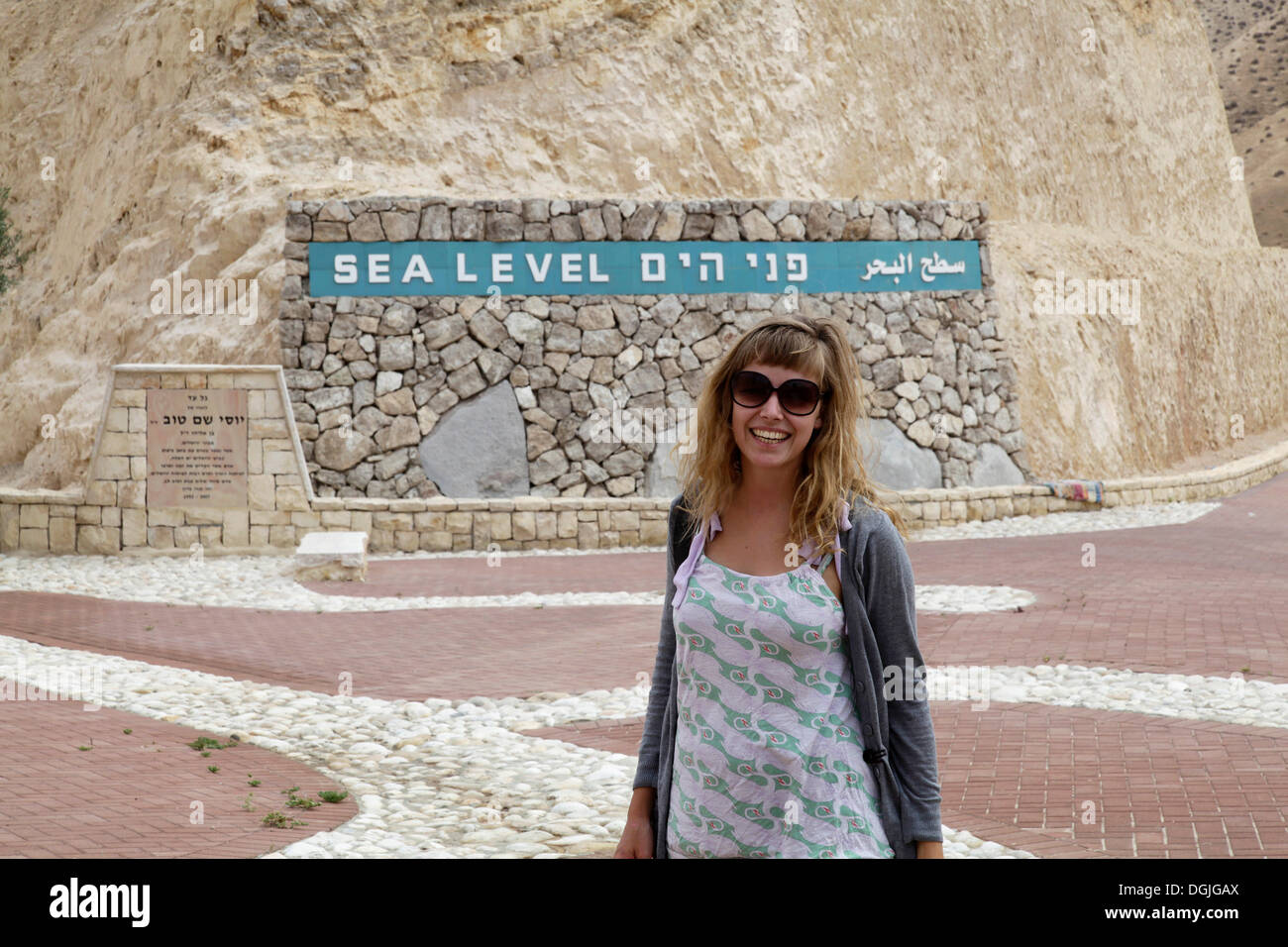 Femme en face de l'indicateur de niveau de la mer, sur le chemin de Jérusalem à la mer Morte, Cisjordanie, Israël, Moyen Orient Banque D'Images