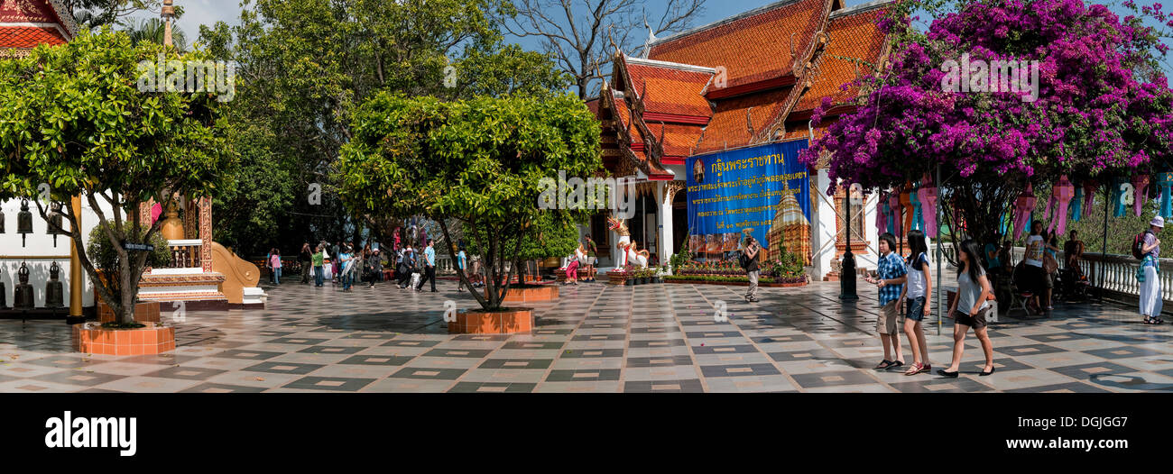La cour au Wat Phra That Doi Suthep à Chiang Mai en Thaïlande. Banque D'Images