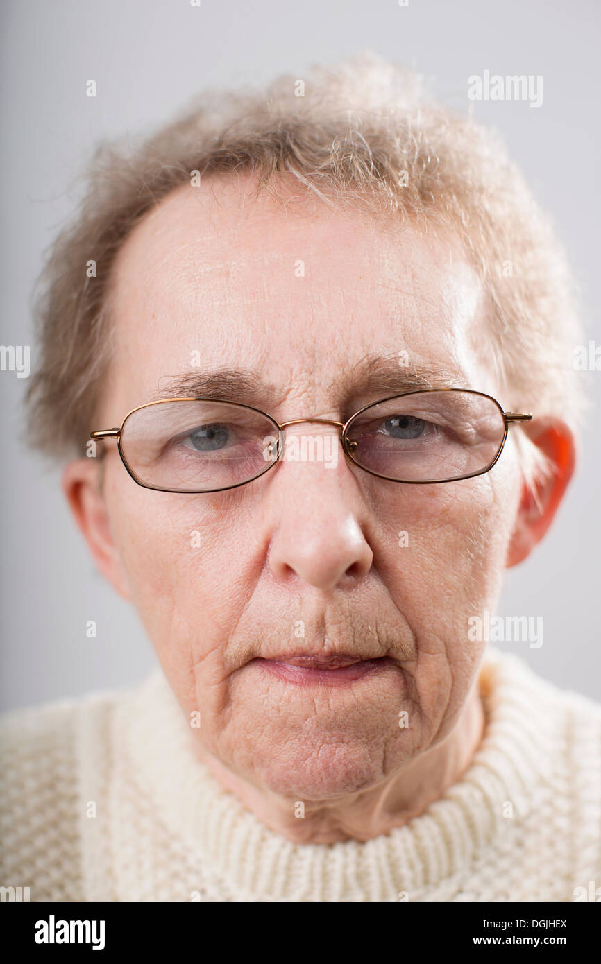 Portrait of senior woman wearing glasses Banque D'Images