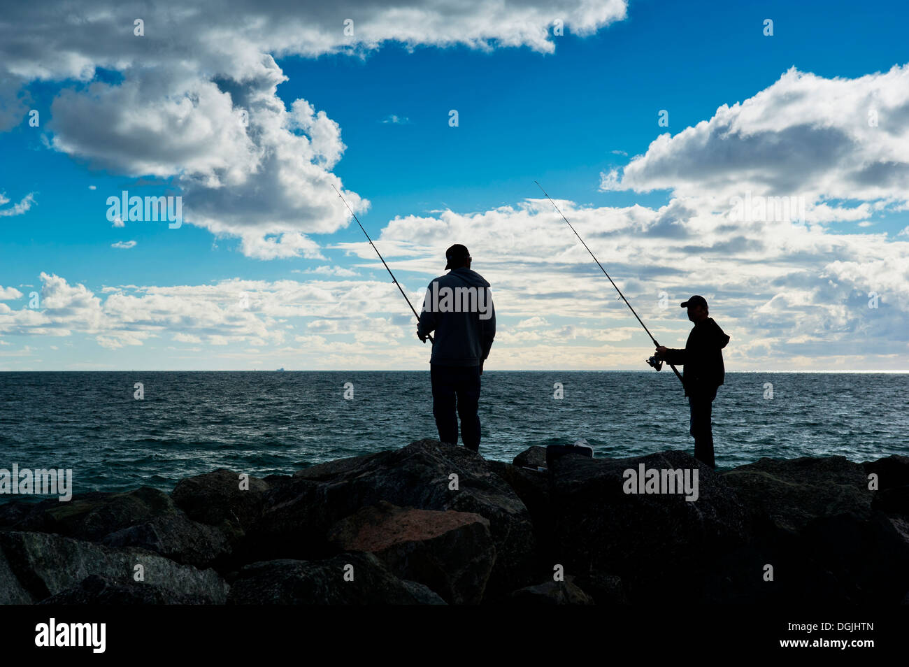 Les pêcheurs à la pêche au large des rochers à Cottesloe Beach à Perth en Australie occidentale. Banque D'Images