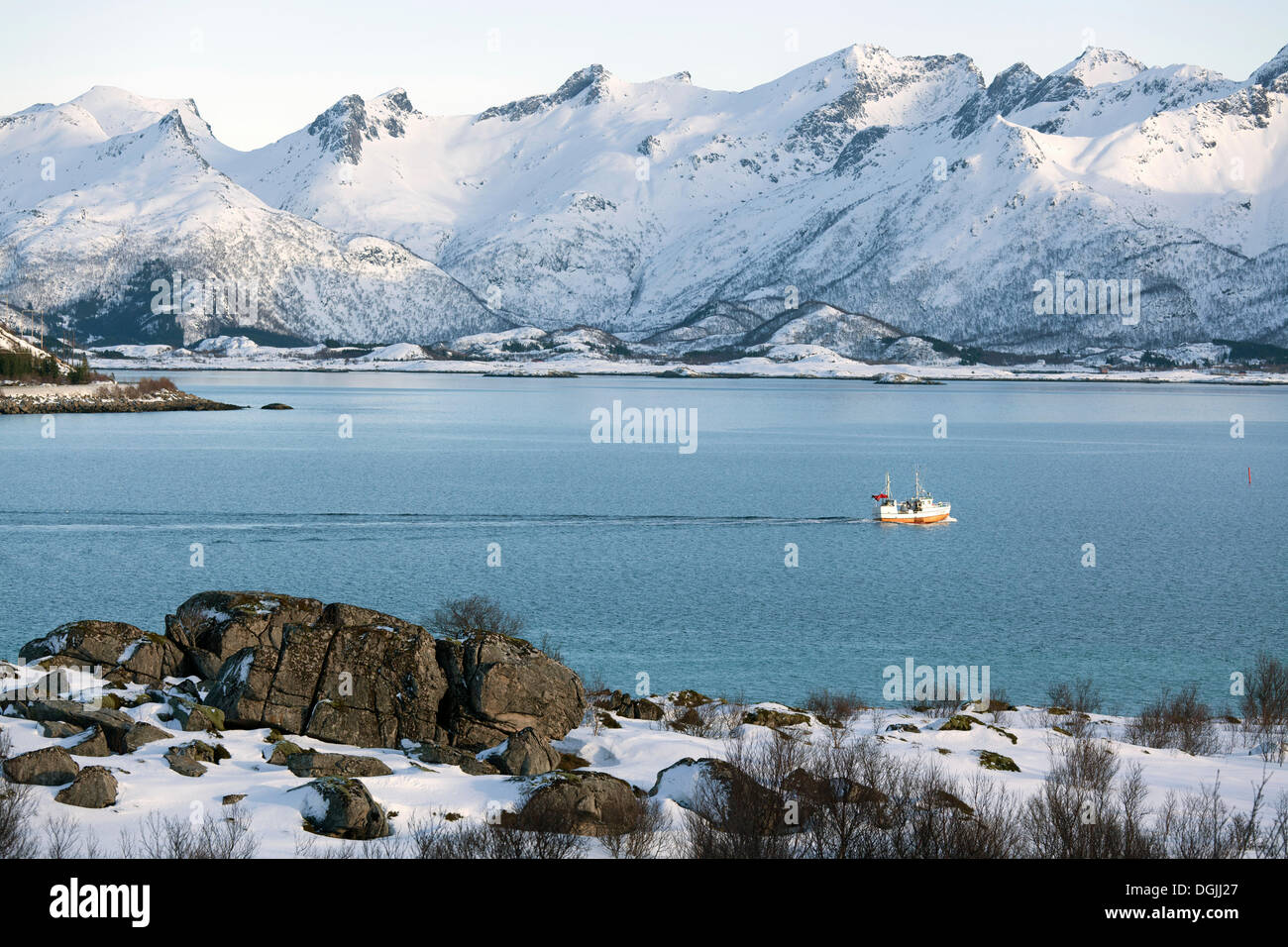 Fjord hiver paysage avec un bateau de pêche, Vestvagoy, Lofoten, Nordland, Norvège du Nord, Norvège Banque D'Images