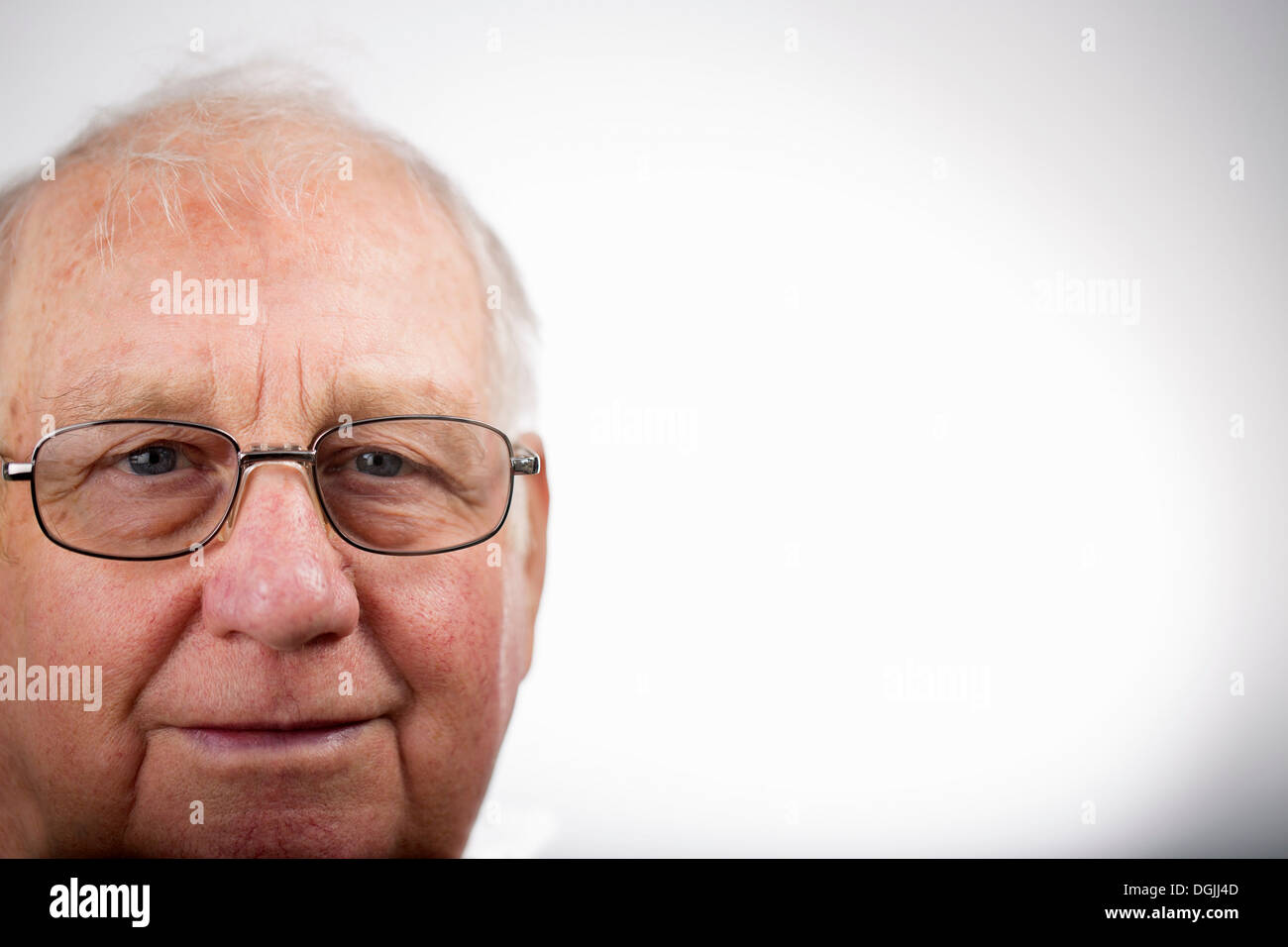 Portrait of senior man wearing glasses, studio shot Banque D'Images