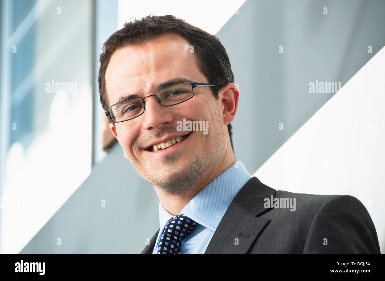 Portrait of male office worker wearing glasses Banque D'Images