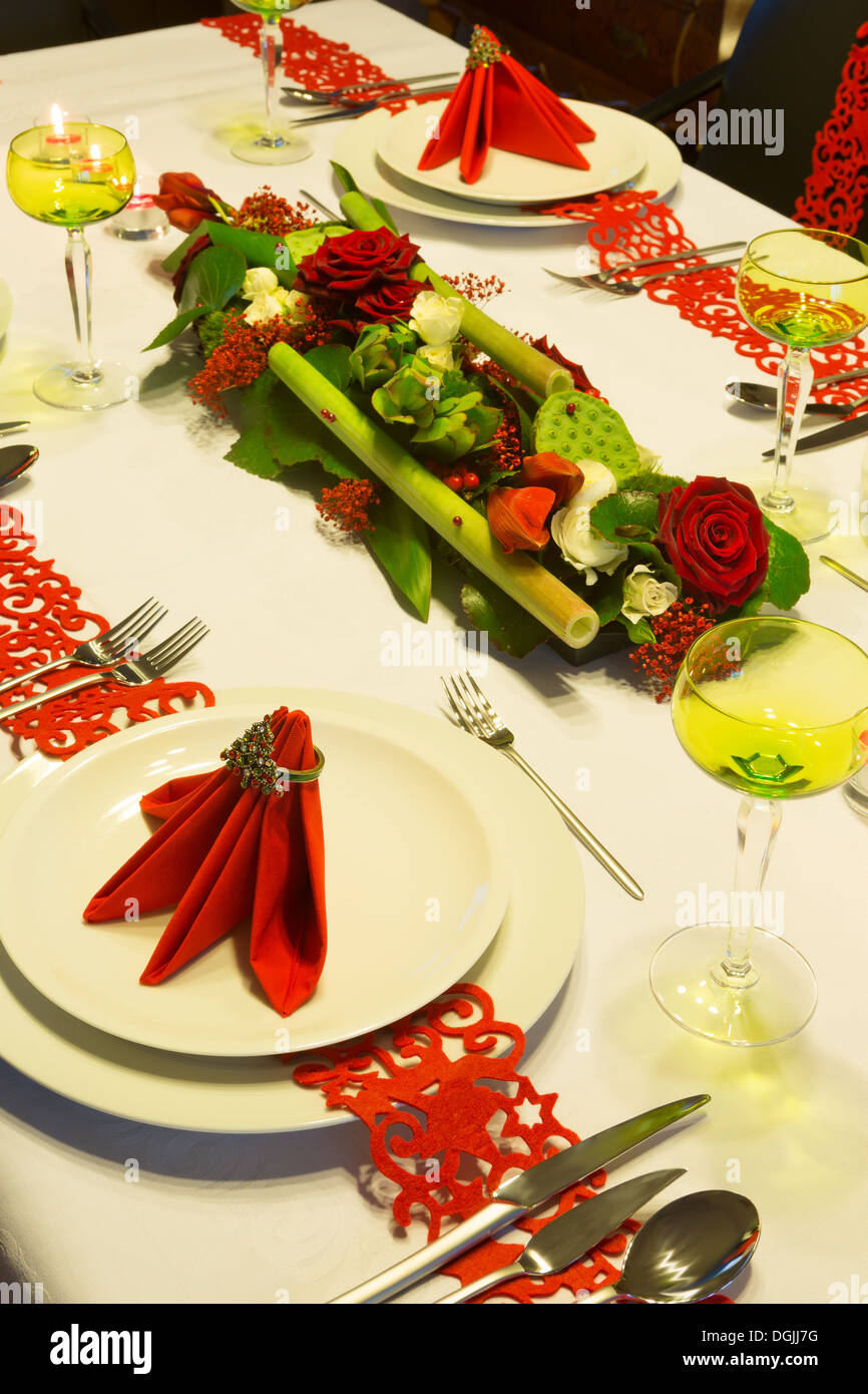 Table de Noël décorée avec des serviettes rouges et arrangement floral Banque D'Images