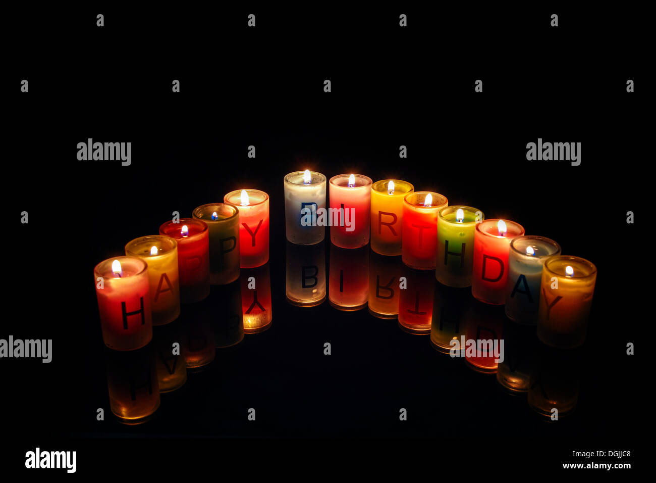Bougies d'anniversaire avec des lettres formant les mots "Joyeux Anniversaire" Banque D'Images