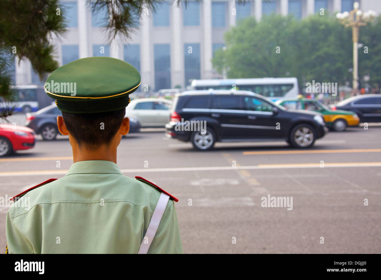 Soldat sur le bord de la route, Beijing, Chine, République populaire de Chine Banque D'Images