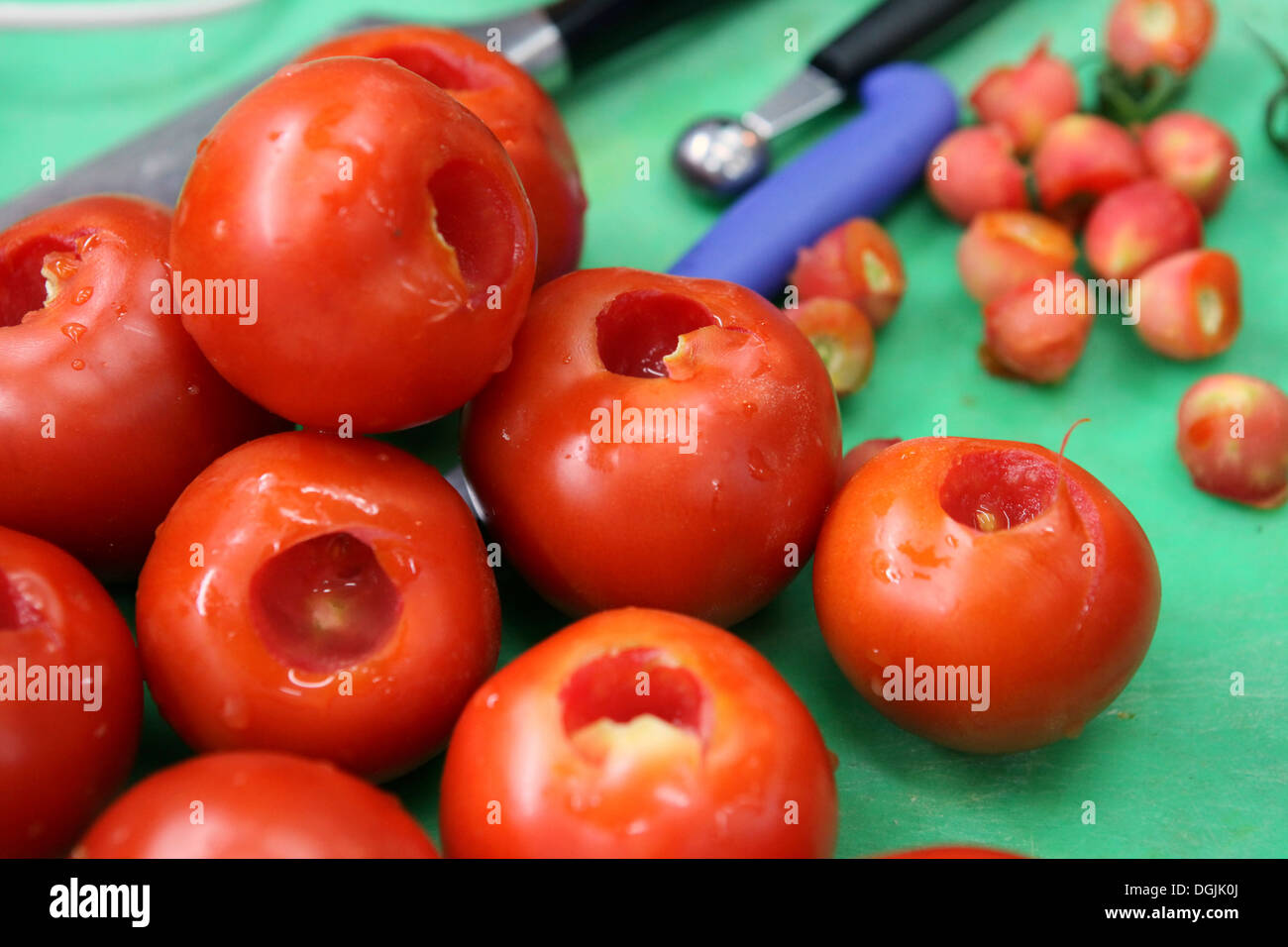Tomates farcies tomates creuses - prêt pour la farce Banque D'Images