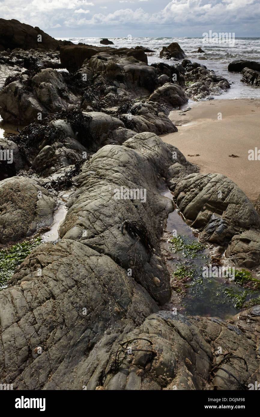 Des rochers sur la plage au nord cornwalll welcombe bouche. Banque D'Images