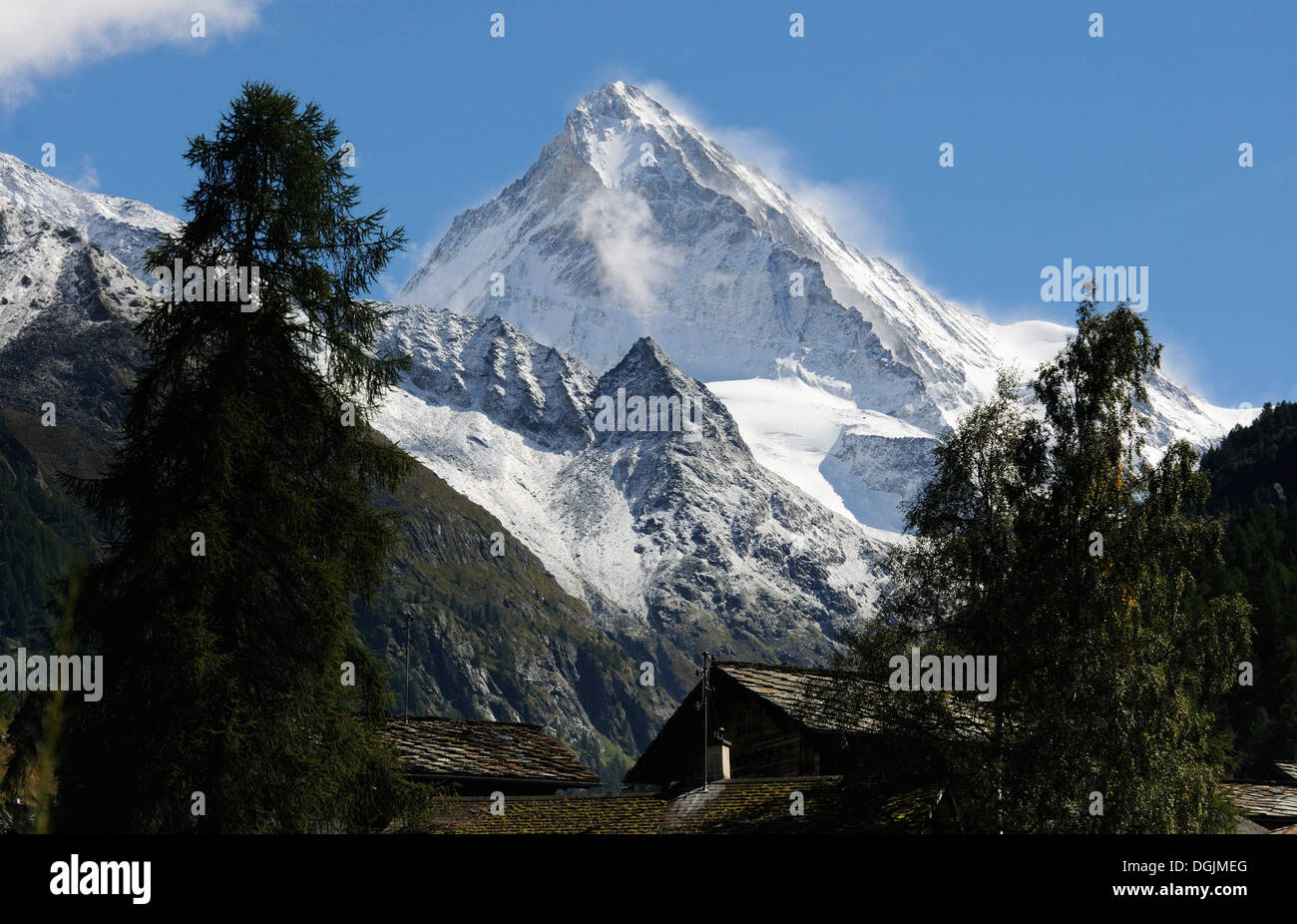 La belle Dent Blanche dans les Alpes Suisses Banque D'Images