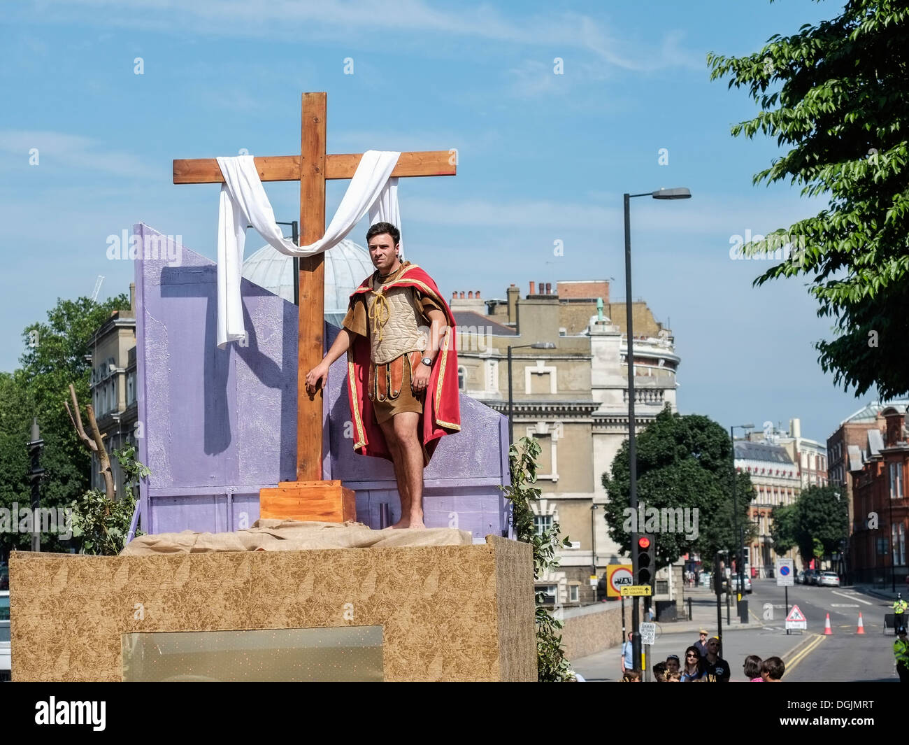 Un homme en costume de Ponce Pilate debout sur un char participant à la procession en l'honneur de Notre Dame du Mont Carmel. Banque D'Images