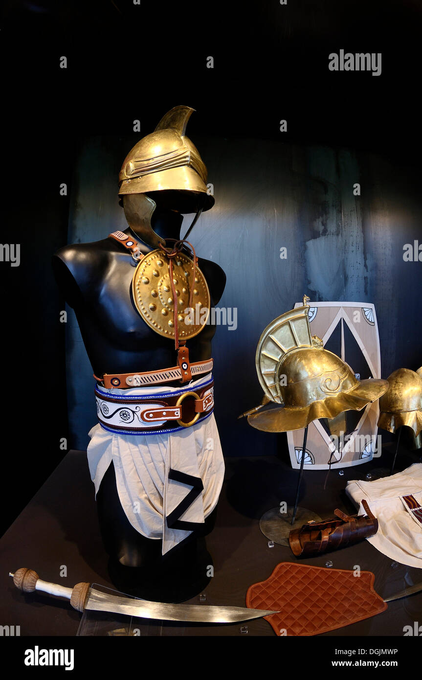 Une armure et des armes de gladiateurs Romains, des guerriers et des esclaves, exposition spéciale au Colisée, Rome, Latium, Italie Banque D'Images