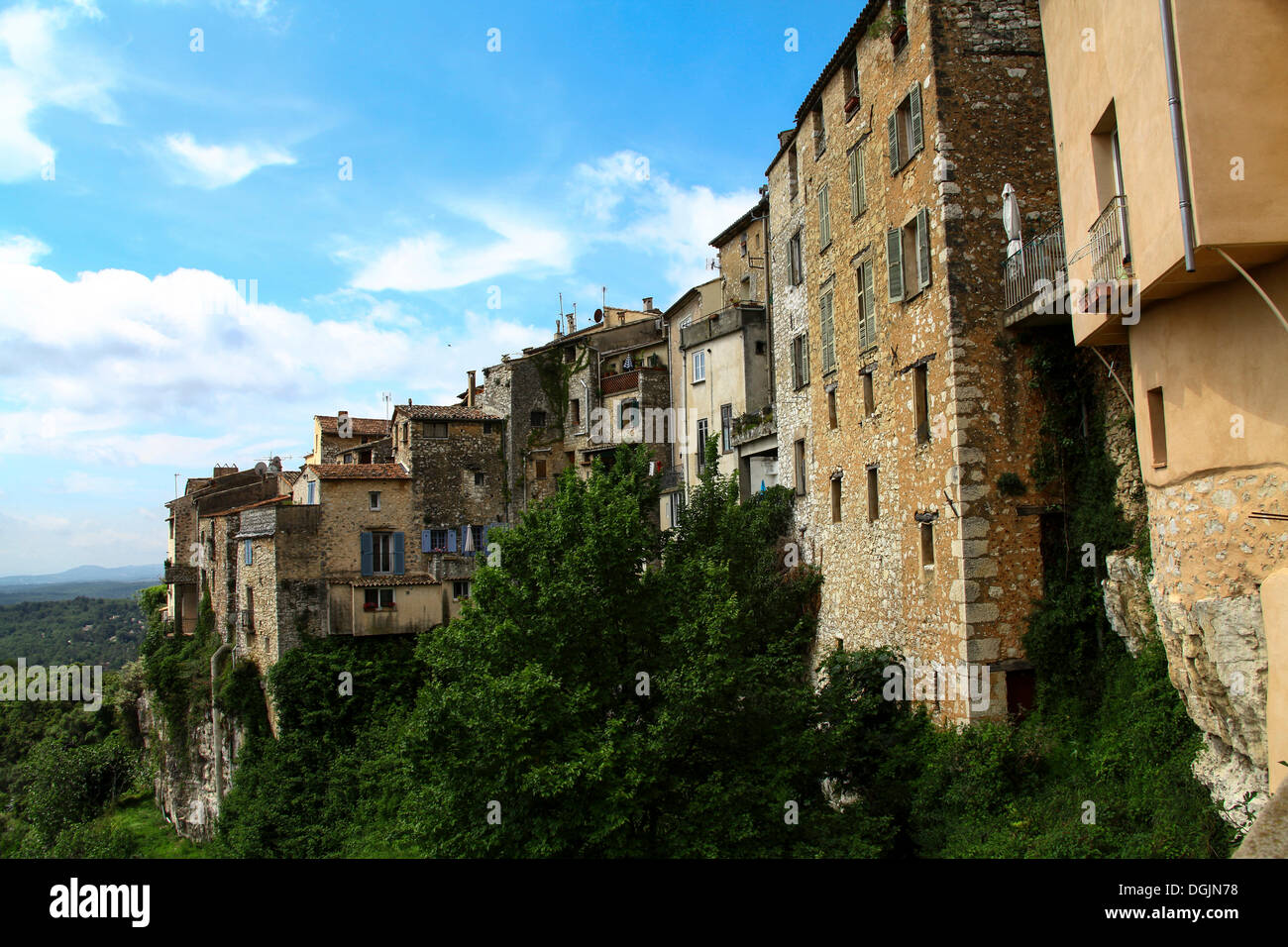 Village perché sur un éperon étroit de terre, Tourrette-sur-Loup, centre-ville historique, France, Europe Banque D'Images