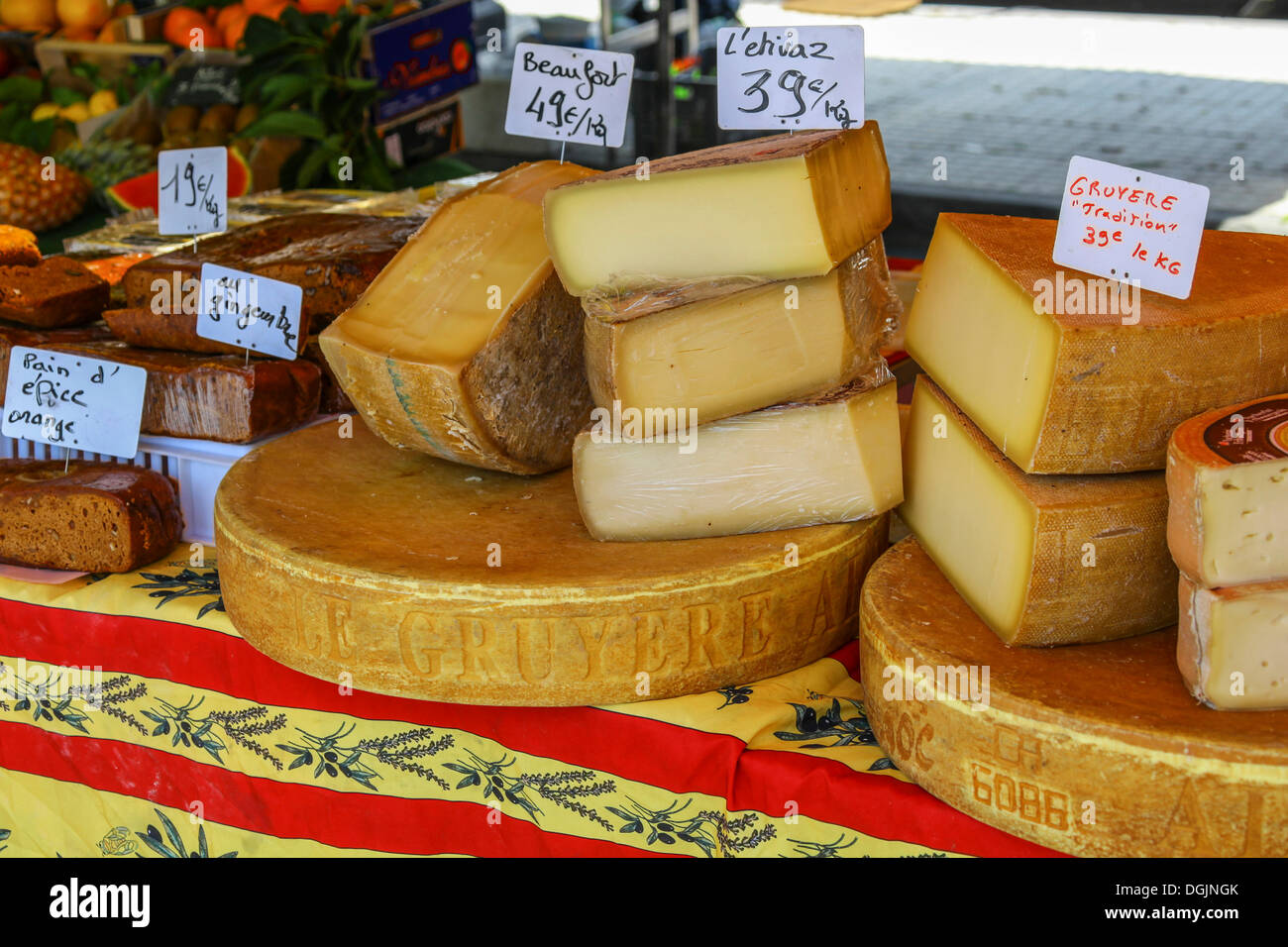 Fromage à la vente à un marché hebdomadaire, Fréjus, Côte d'Azur, France, Europe Banque D'Images