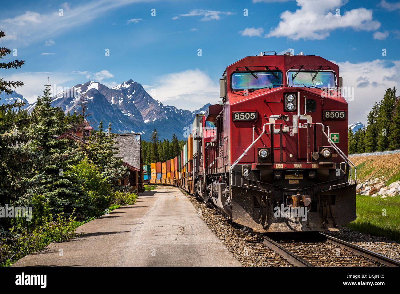 Un train de marchandises et le moteur à la gare de Lake Louise avec des paysages de montagne dans le parc national de Banff, Alberta, Canada. Banque D'Images