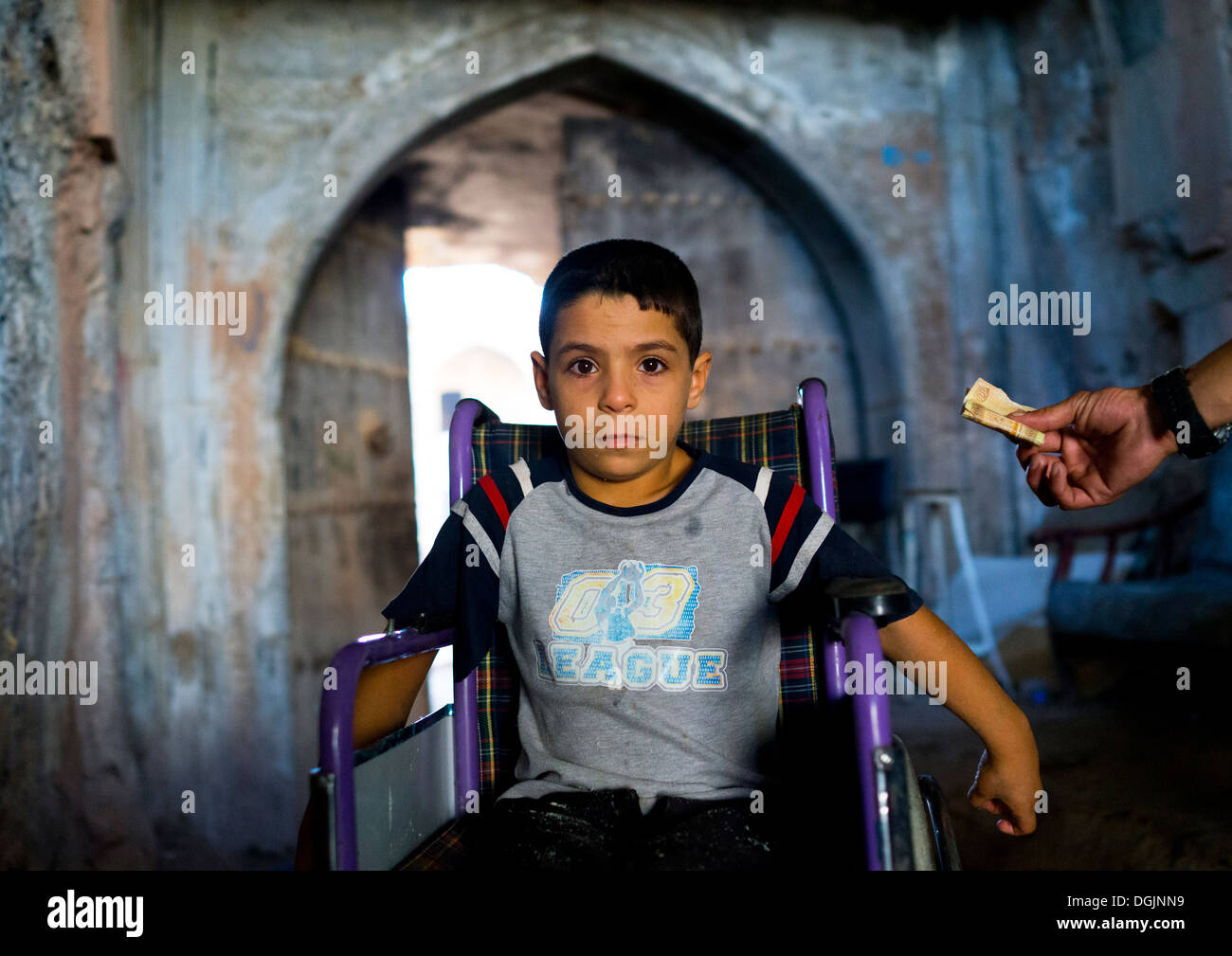 Jeune garçon réfugié syrien dans un fauteuil roulant, Koya, Kurdistan, Iraq Banque D'Images